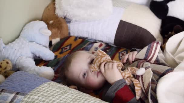 Menino dormindo em sua cama — Vídeo de Stock