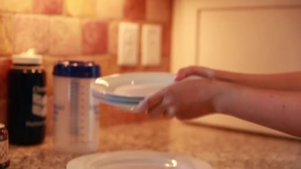 Женщина убирает посуду — стоковое видео