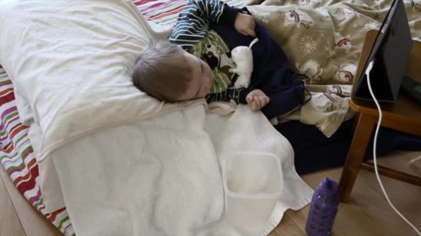 Criança doente com gripe — Vídeo de Stock