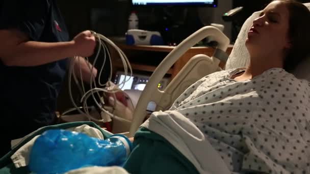 Těhotná žena v nemocnici — Stock video