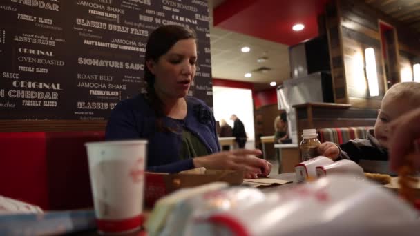 Madre y niño pequeño en el restaurante — Vídeo de stock