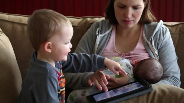 Madre amamanta a su bebé — Vídeos de Stock