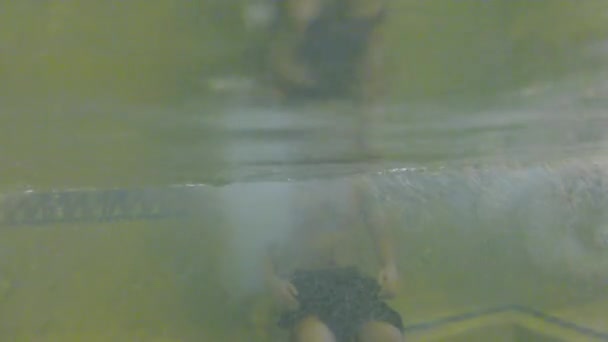 Homem em uma banheira de hidromassagem — Vídeo de Stock