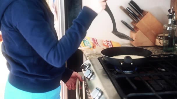 女人煮玉米饼 — 图库视频影像