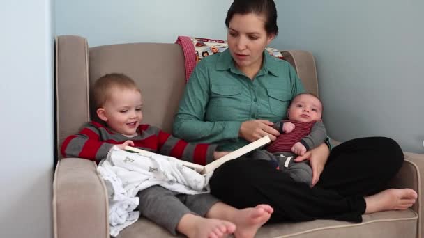 Mother reading stories — Stock Video