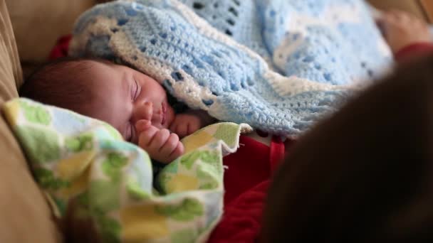 Madre durmiendo con el bebé — Vídeo de stock