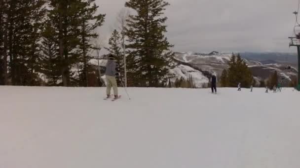 Mannen skiën in een bergresort — Stockvideo