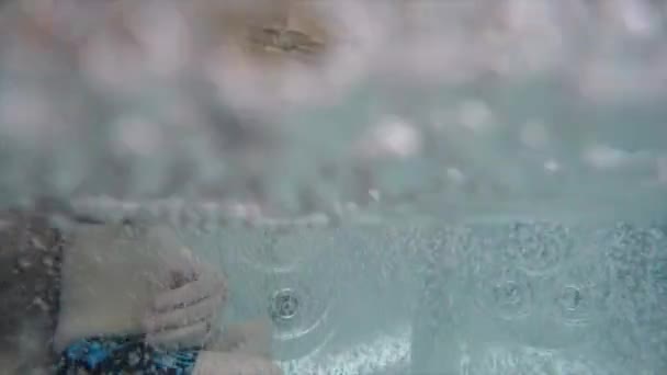 Pai e menino em uma banheira de hidromassagem — Vídeo de Stock