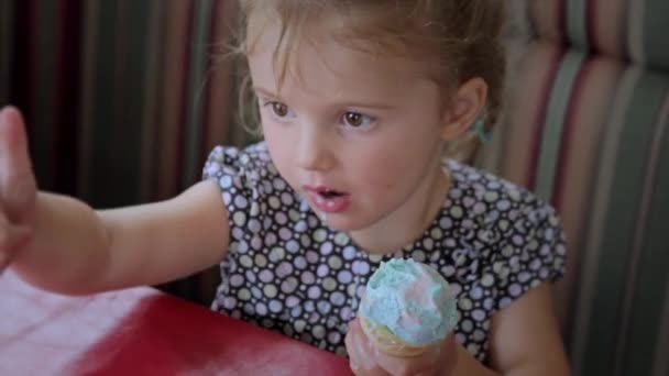 Menina gostando de comer sorvete — Vídeo de Stock
