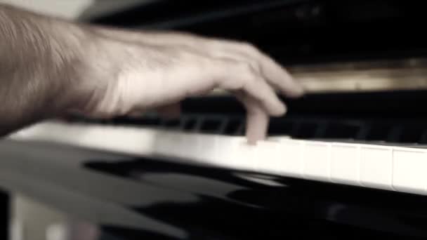 L'uomo suona il pianoforte — Video Stock