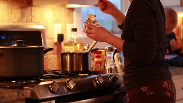 Madre y niño pequeño están cocinando — Vídeos de Stock