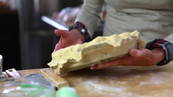 Woman baking an apple pie — Stock Video