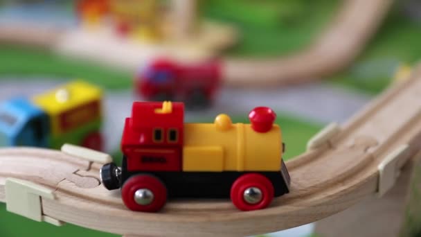 Comboio de brinquedo na pista — Vídeo de Stock