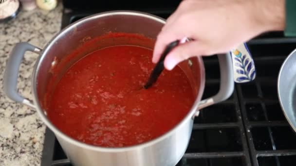 Man roert spaghetti saus — Stockvideo