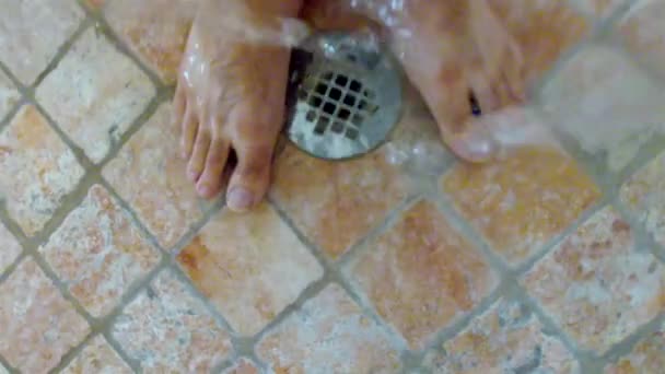 Homme se baignant dans une douche — Video