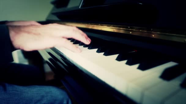 Ember játszik a zongorán — Stock videók