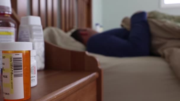 Kranker Mann liegt in seinem Bett — Stockvideo