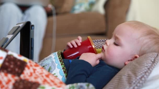 Småbarn sjuk i influensa — Stockvideo