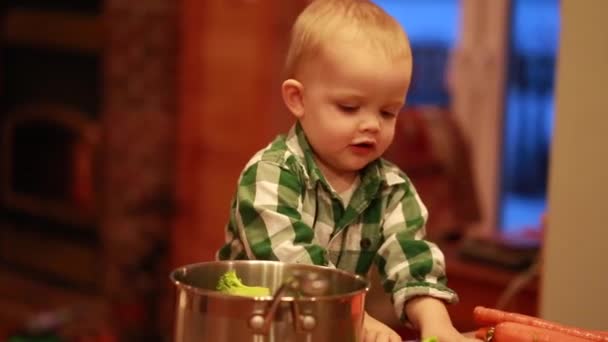 Toddler helping his mother cook — Stock Video