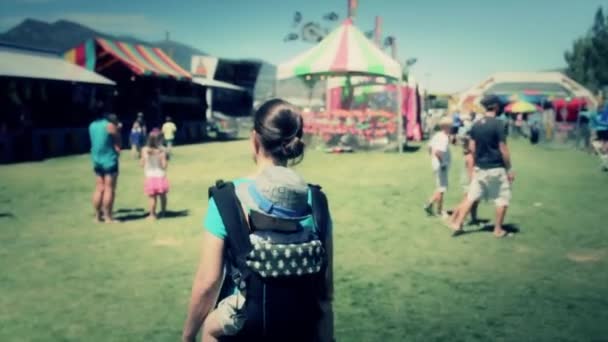 Family walking through a carnival — Stock Video