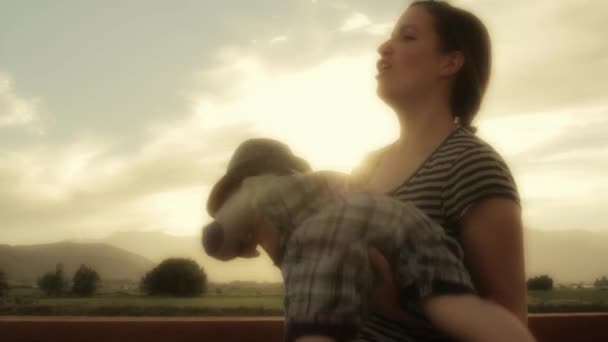 Mutter wirbelt Kleinkind in der Luft — Stockvideo