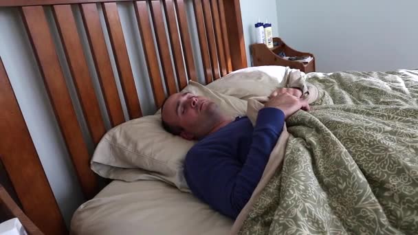 Chory leży w łóżku — Wideo stockowe