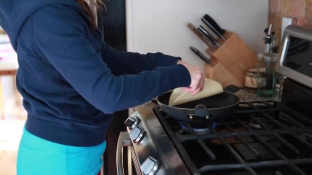 Vrouw kookt tortilla 's — Stockvideo