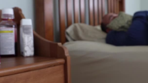 Sjuk man som ligger i sin säng — Stockvideo