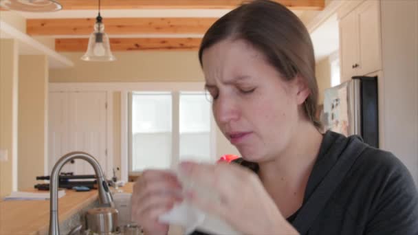 Seorang wanita sakit meniup jaringan kleenex hidung — Stok Video
