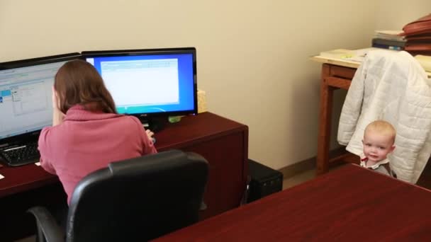 Maman travaille au bureau. — Video