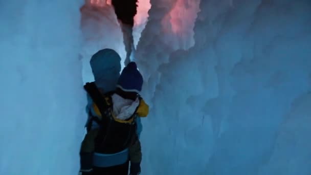 Moeder en baby in het ijs kasteel — Stockvideo