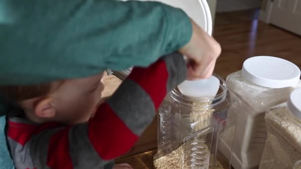 Mujer llenando recipientes de comida — Vídeo de stock