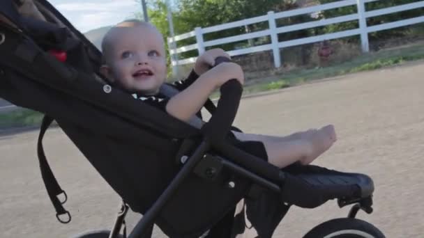 A toddler in a stroller on a walk — Stock Video