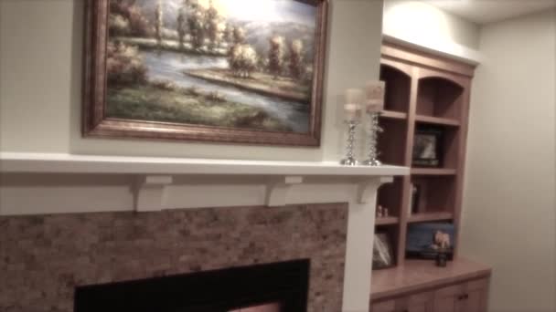 壁炉和地幔在房间里 — 图库视频影像