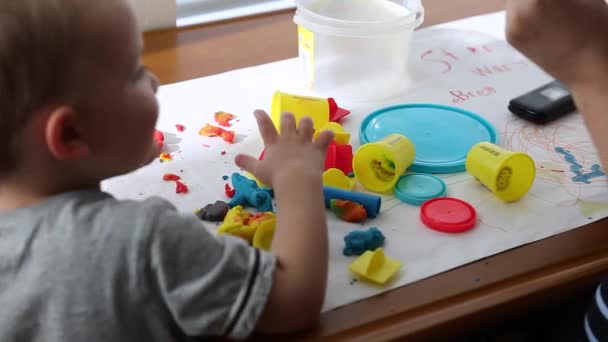 Μητέρα και το μικρό παιδί lay με playdough — Αρχείο Βίντεο