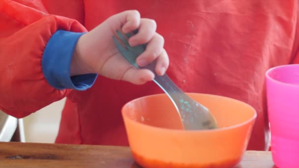 Peuter eten granen en een banaan — Stockvideo