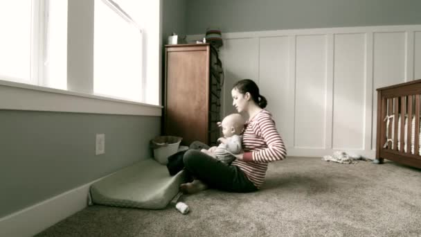 Mother changes her baby's diaper — Stock Video