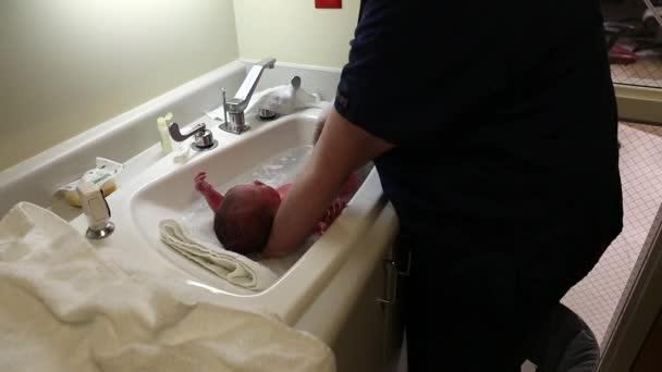 Dziecko jest czyszczone przez personel pielęgniarski — Wideo stockowe