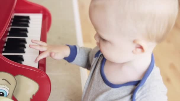 Un bambino che suona il pianoforte — Video Stock