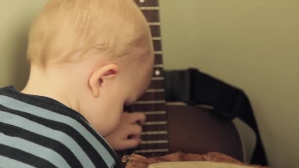 Chłopiec brzdąka na gitarze — Wideo stockowe