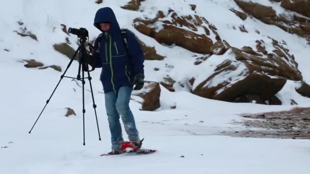 Фотограф фотографує океан — стокове відео