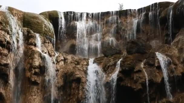 Przepiękny wodospad w Dolina Jiuzhaigou — Wideo stockowe