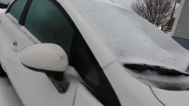 Замороженный автомобиль в снегу — стоковое видео