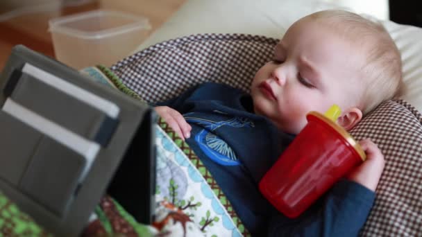 Niño enfermo de gripe. — Vídeos de Stock