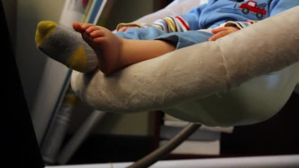 모유먹이는 아기 — 비디오