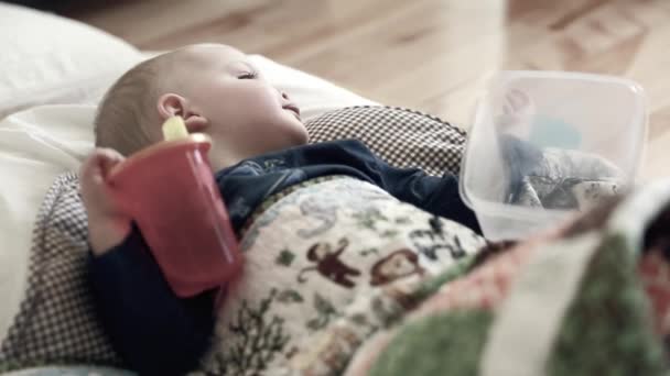 Больной мальчик лежит на полу — стоковое видео