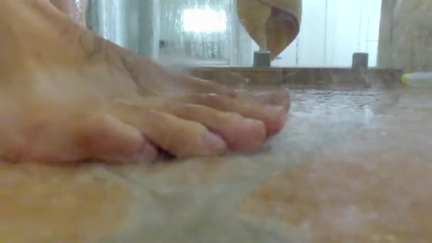 Hombre bañándose en una ducha — Vídeo de stock