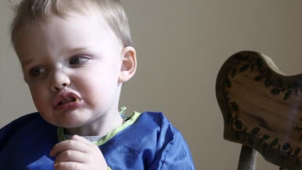 Il ragazzo mangia un sandwich al formaggio alla griglia — Video Stock