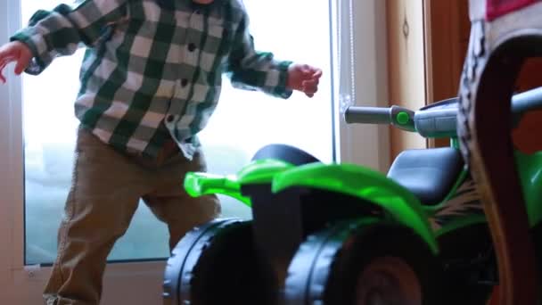 Egy kisgyermek játszik a négy wheeler — Stock videók