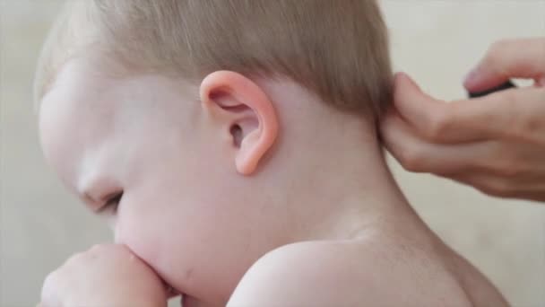 女性、幼児の髪をカット — ストック動画